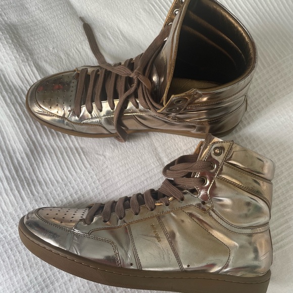 Gorgeous gold sneaks. Yves Saint Laurent.